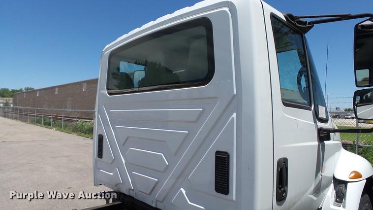 image for item DA1079 2007 International 4200 truck cab and chassis