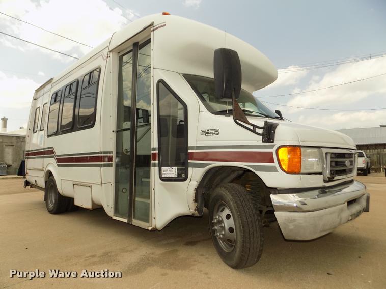 image for item DA3022 2004 Ford E450 Super Duty shuttle bus