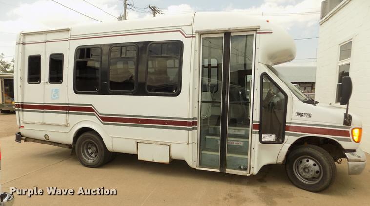 image for item DA3022 2004 Ford E450 Super Duty shuttle bus