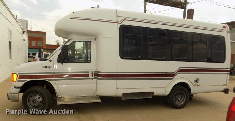 image for item DA3022 2004 Ford E450 Super Duty shuttle bus