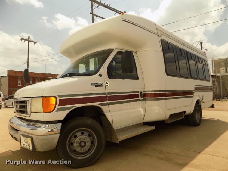 image for item DA3022 2004 Ford E450 Super Duty shuttle bus