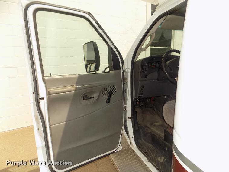 image for item DA3022 2004 Ford E450 Super Duty shuttle bus