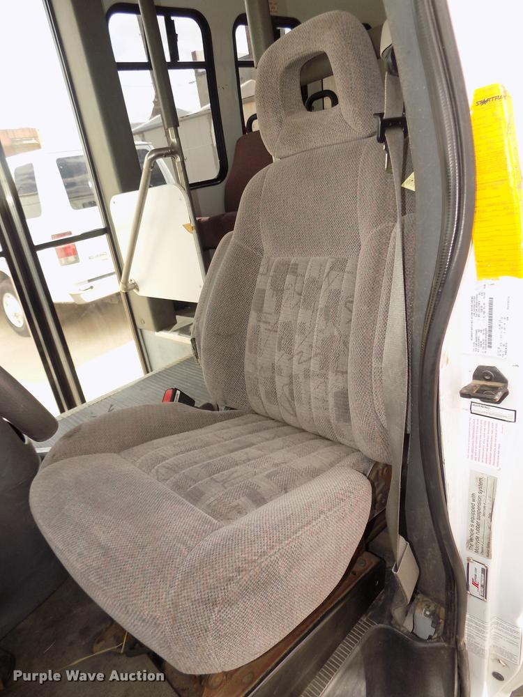 image for item DA3022 2004 Ford E450 Super Duty shuttle bus