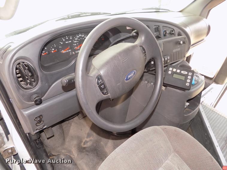 image for item DA3022 2004 Ford E450 Super Duty shuttle bus