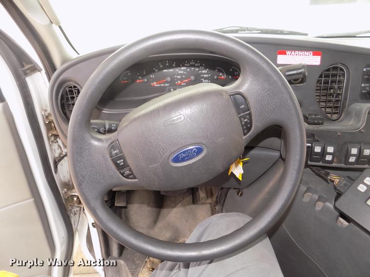 image for item DA3022 2004 Ford E450 Super Duty shuttle bus