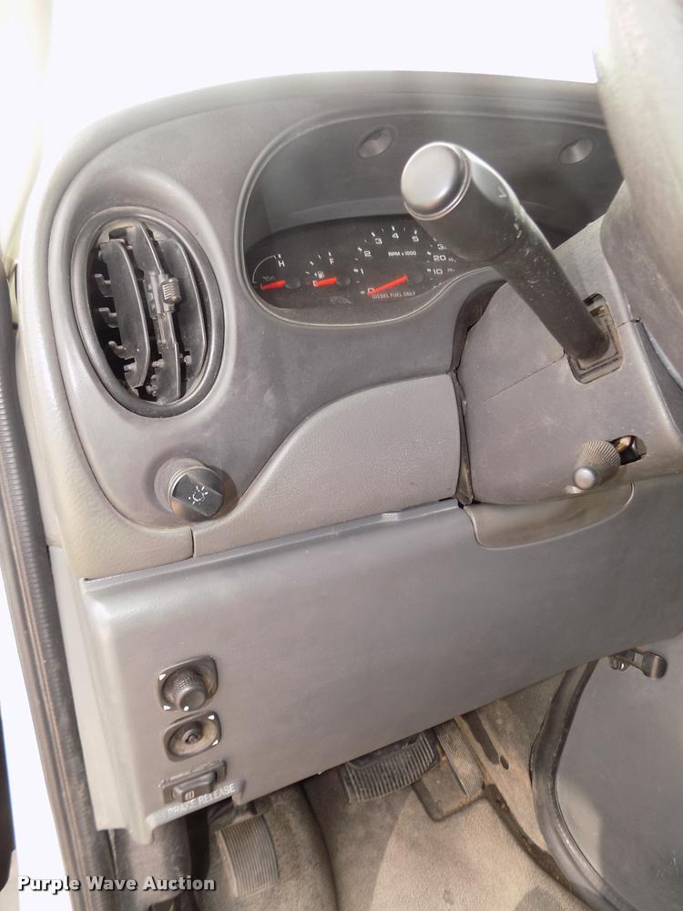 image for item DA3022 2004 Ford E450 Super Duty shuttle bus