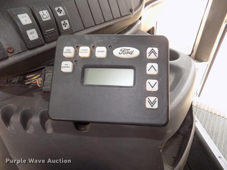 image for item DA3022 2004 Ford E450 Super Duty shuttle bus