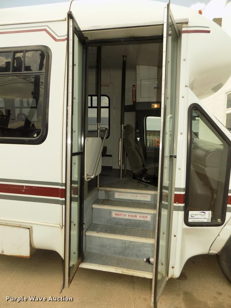 image for item DA3022 2004 Ford E450 Super Duty shuttle bus