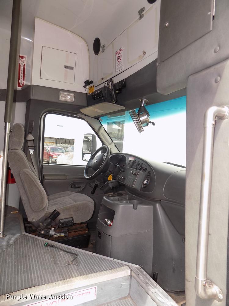 image for item DA3022 2004 Ford E450 Super Duty shuttle bus