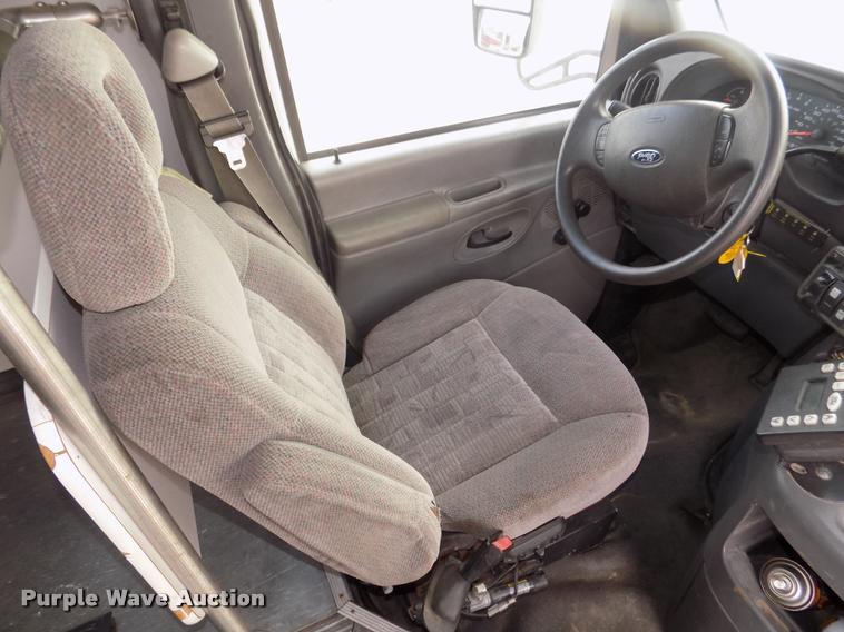 image for item DA3022 2004 Ford E450 Super Duty shuttle bus