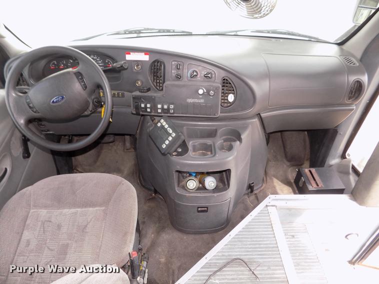 image for item DA3022 2004 Ford E450 Super Duty shuttle bus