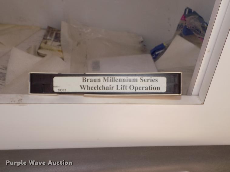 image for item DA3022 2004 Ford E450 Super Duty shuttle bus