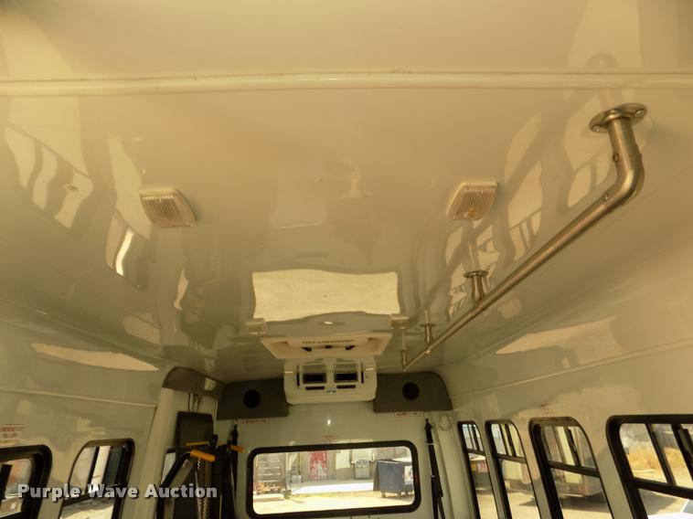 image for item DA3022 2004 Ford E450 Super Duty shuttle bus