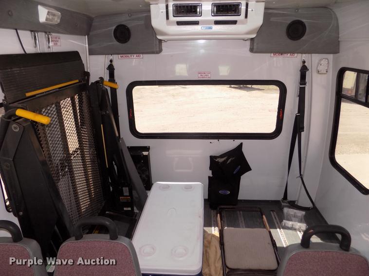 image for item DA3022 2004 Ford E450 Super Duty shuttle bus