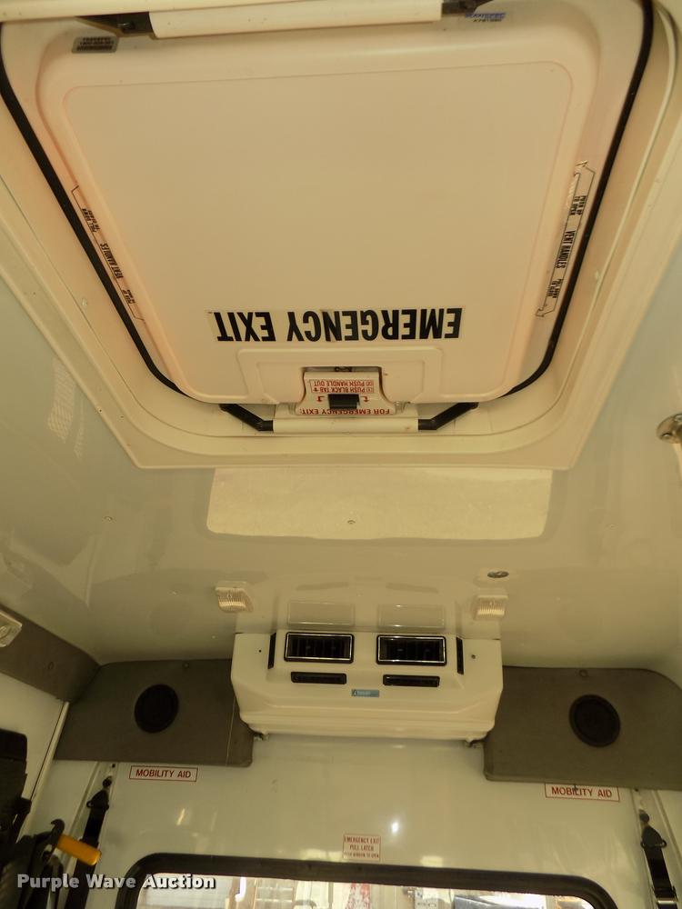 image for item DA3022 2004 Ford E450 Super Duty shuttle bus