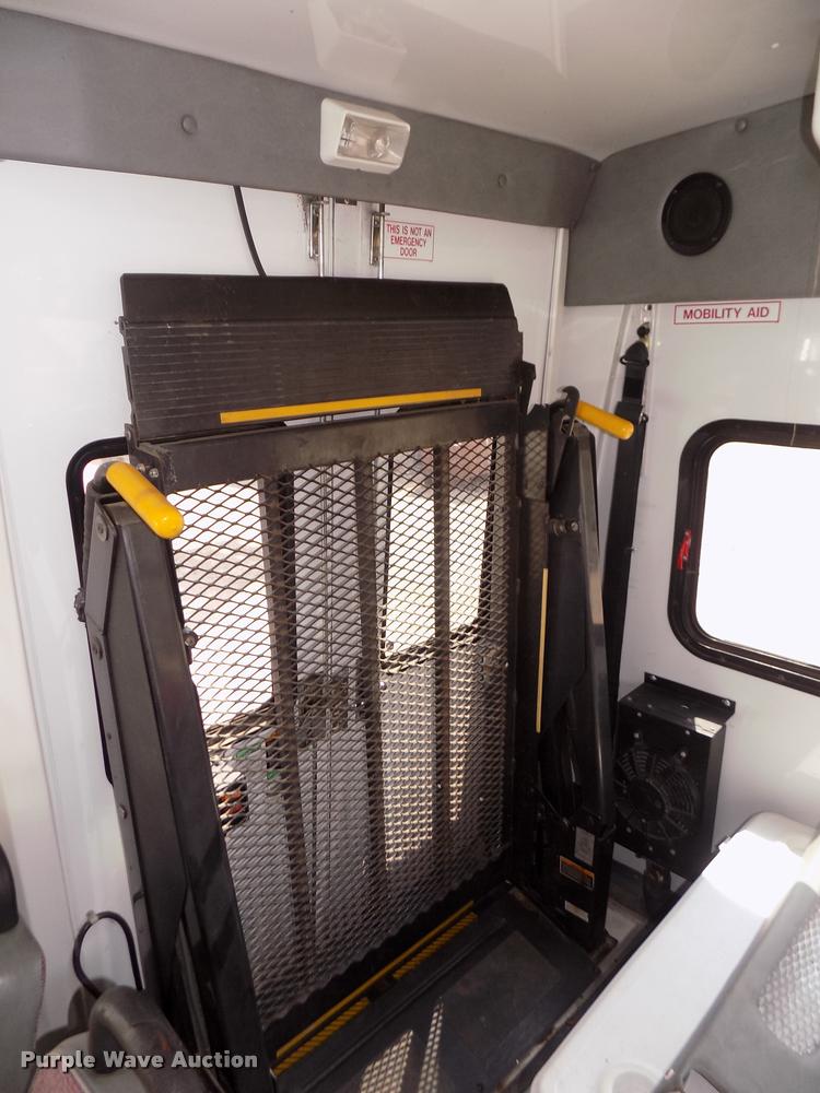 image for item DA3022 2004 Ford E450 Super Duty shuttle bus