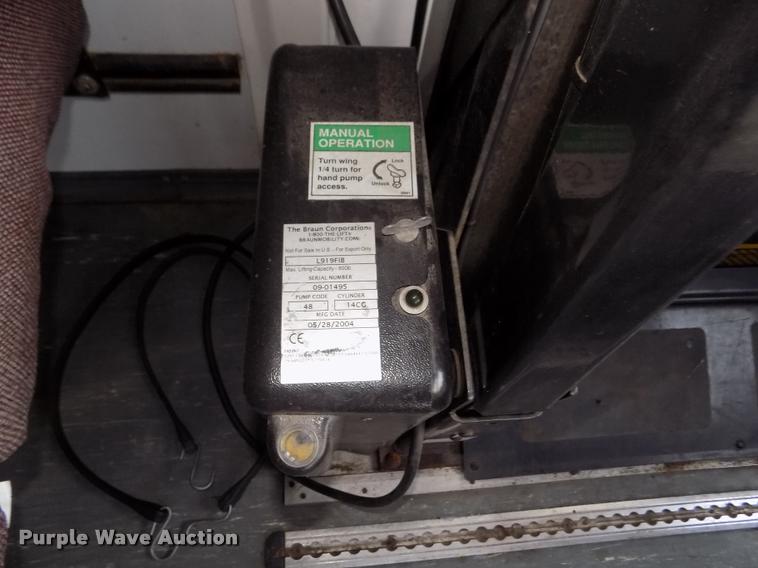 image for item DA3022 2004 Ford E450 Super Duty shuttle bus