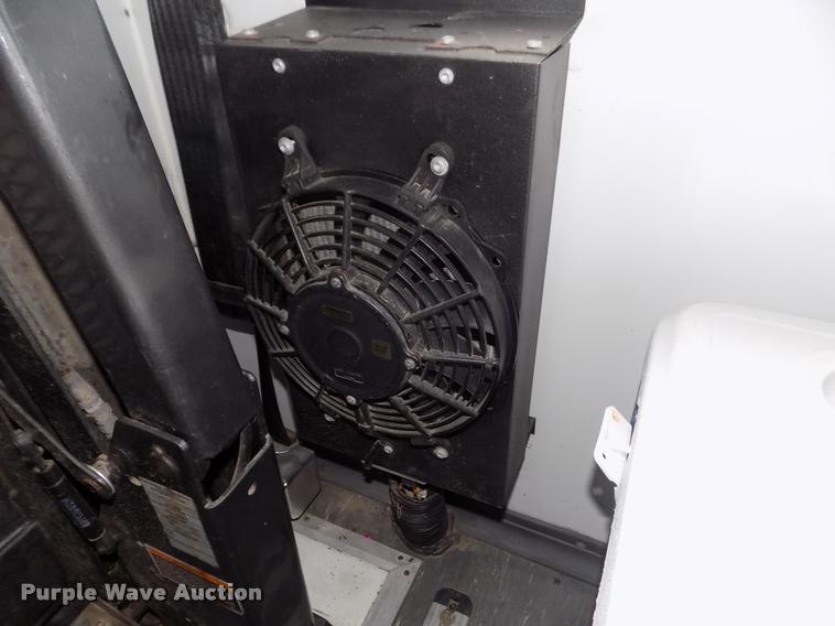 image for item DA3022 2004 Ford E450 Super Duty shuttle bus