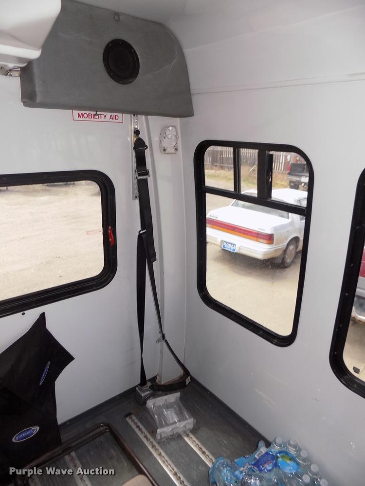 image for item DA3022 2004 Ford E450 Super Duty shuttle bus