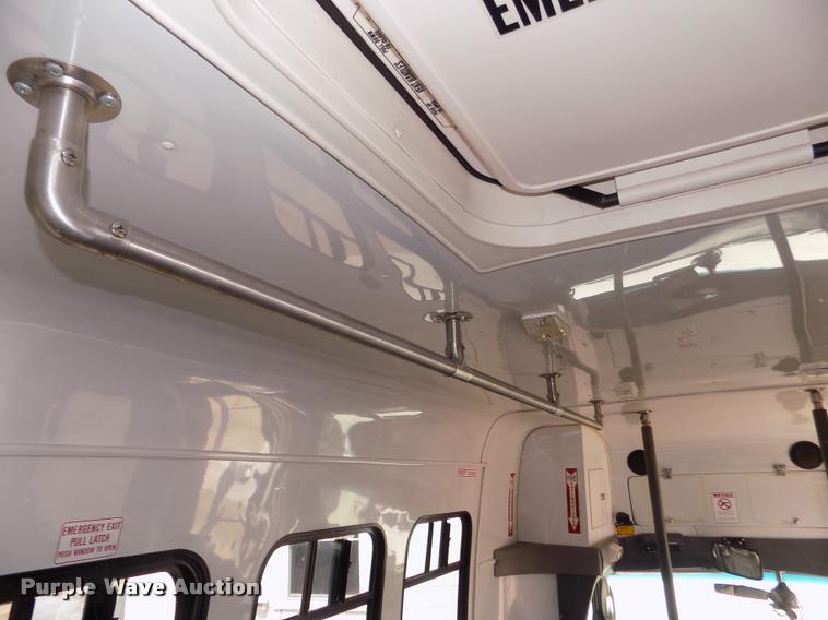 image for item DA3022 2004 Ford E450 Super Duty shuttle bus