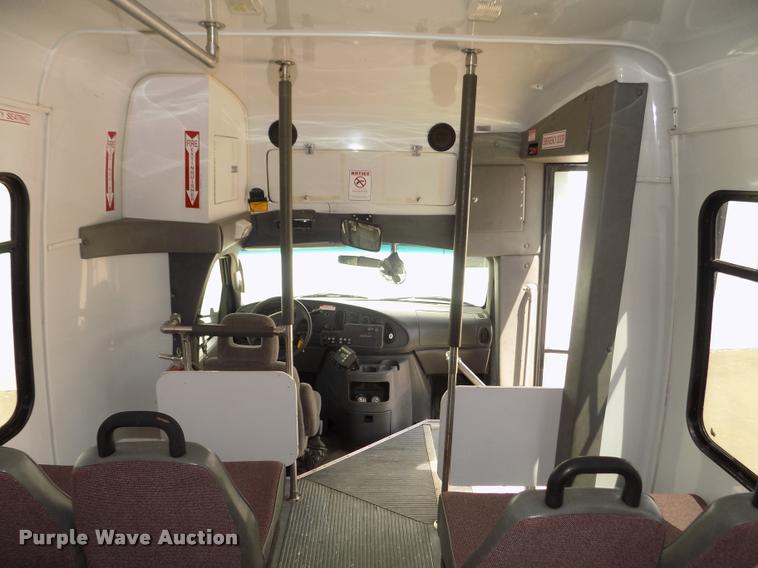 image for item DA3022 2004 Ford E450 Super Duty shuttle bus