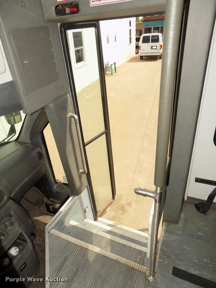 image for item DA3022 2004 Ford E450 Super Duty shuttle bus