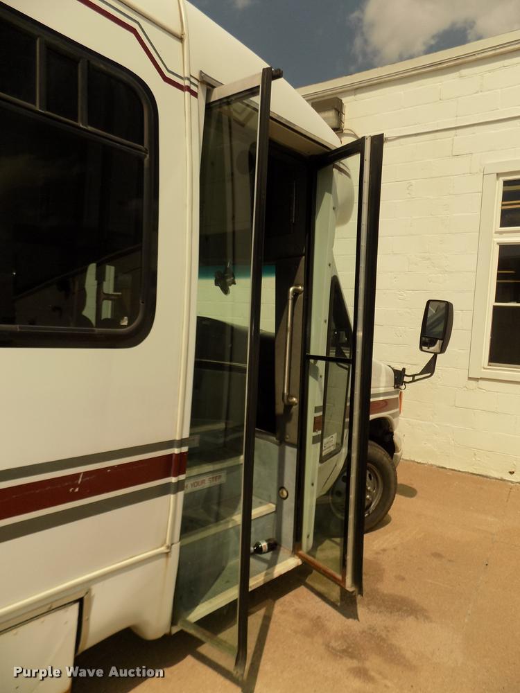 image for item DA3022 2004 Ford E450 Super Duty shuttle bus