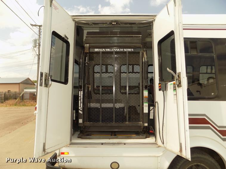 image for item DA3022 2004 Ford E450 Super Duty shuttle bus