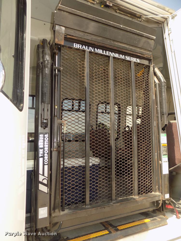 image for item DA3022 2004 Ford E450 Super Duty shuttle bus