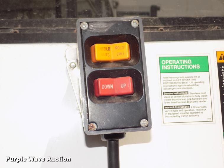 image for item DA3022 2004 Ford E450 Super Duty shuttle bus