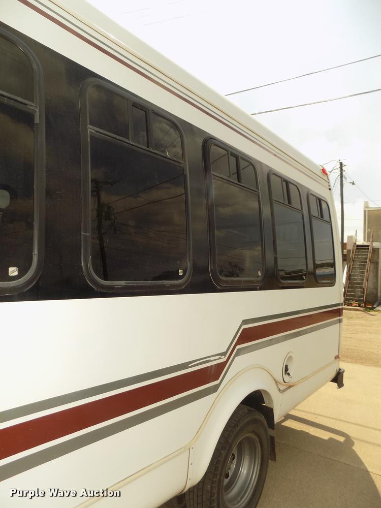 image for item DA3022 2004 Ford E450 Super Duty shuttle bus