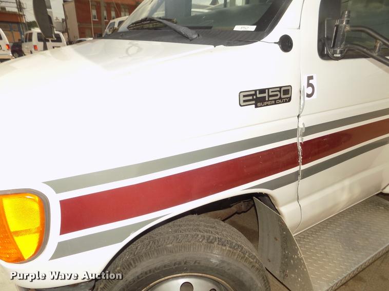 image for item DA3022 2004 Ford E450 Super Duty shuttle bus