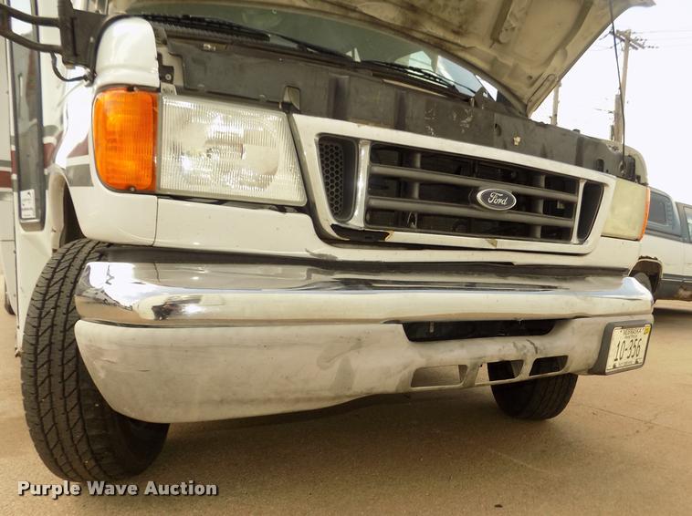 image for item DA3022 2004 Ford E450 Super Duty shuttle bus
