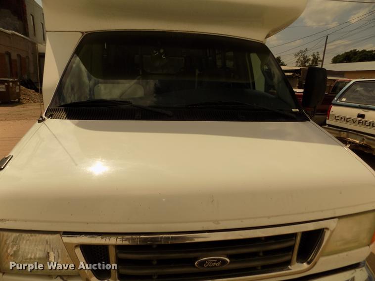 image for item DA3022 2004 Ford E450 Super Duty shuttle bus