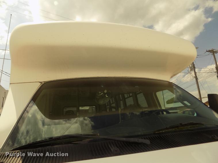 image for item DA3022 2004 Ford E450 Super Duty shuttle bus