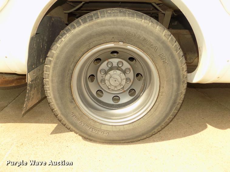 image for item DA3022 2004 Ford E450 Super Duty shuttle bus