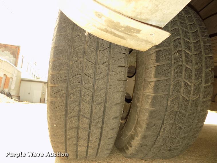 image for item DA3022 2004 Ford E450 Super Duty shuttle bus