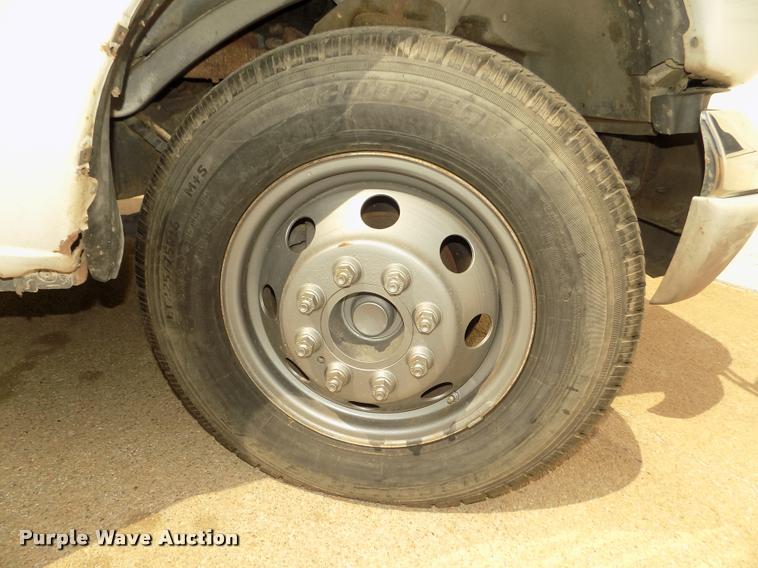 image for item DA3022 2004 Ford E450 Super Duty shuttle bus