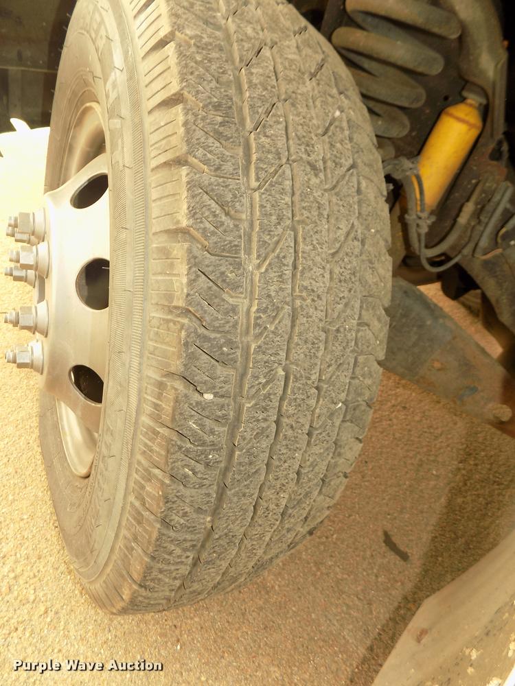 image for item DA3022 2004 Ford E450 Super Duty shuttle bus