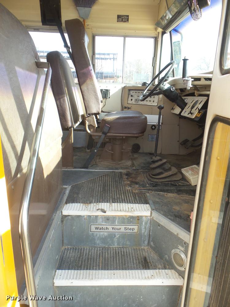 image for item DA5073 1993 Ford B700 school bus