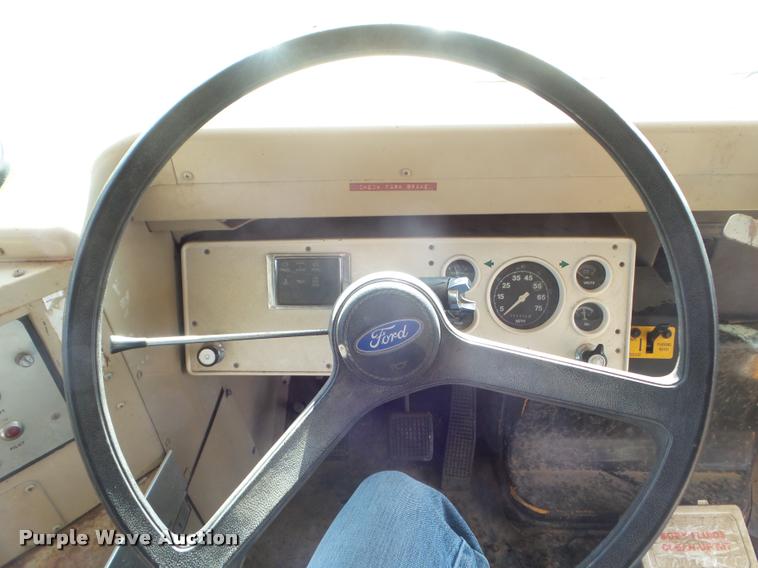 image for item DA5073 1993 Ford B700 school bus