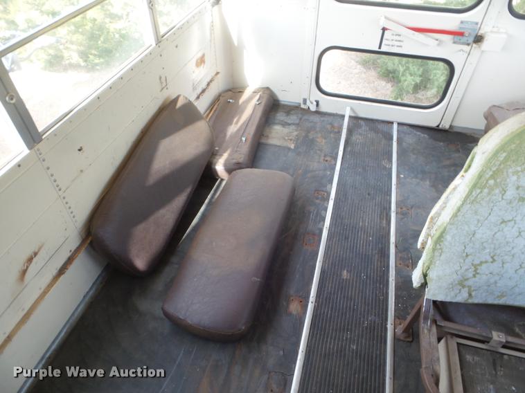 image for item DA5073 1993 Ford B700 school bus