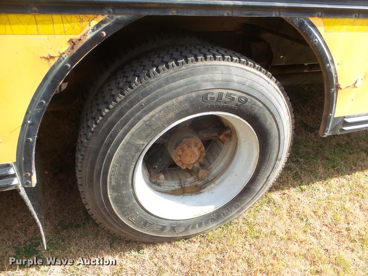 image for item DA5073 1993 Ford B700 school bus