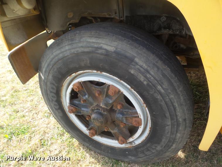 image for item DA5073 1993 Ford B700 school bus