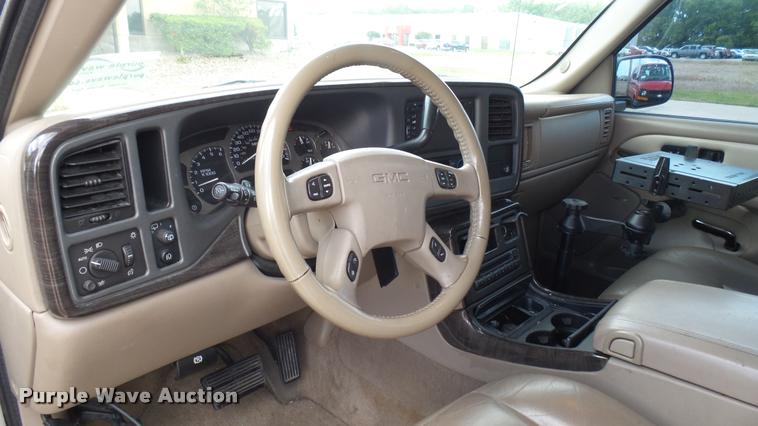image for item DA7908 2005 GMC Yukon Denali SUV