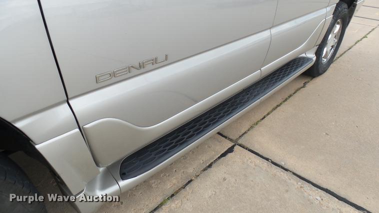 image for item DA7908 2005 GMC Yukon Denali SUV
