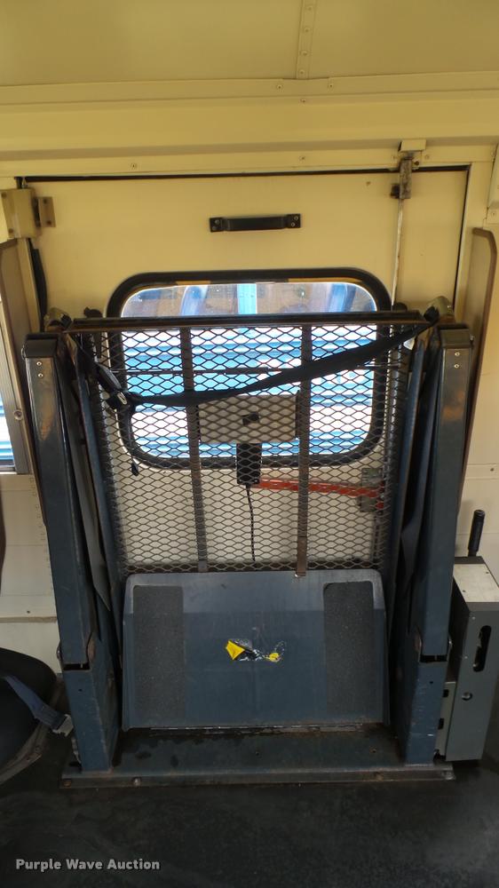 image for item DA7933 1992 Blue Bird TC2000 school bus