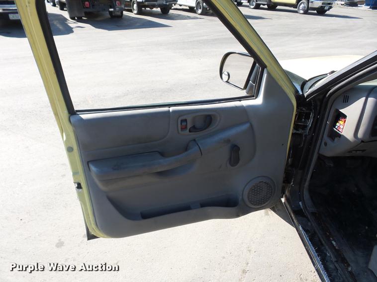 image for item DD9411 2003 Chevrolet S10 Ext. Cab pickup truck