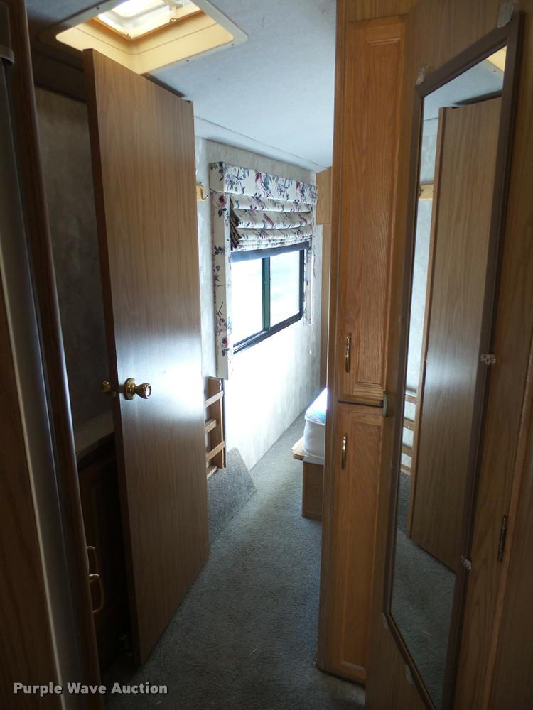 image for item DH9659 1999 Ford Fleetwood Bounder RV