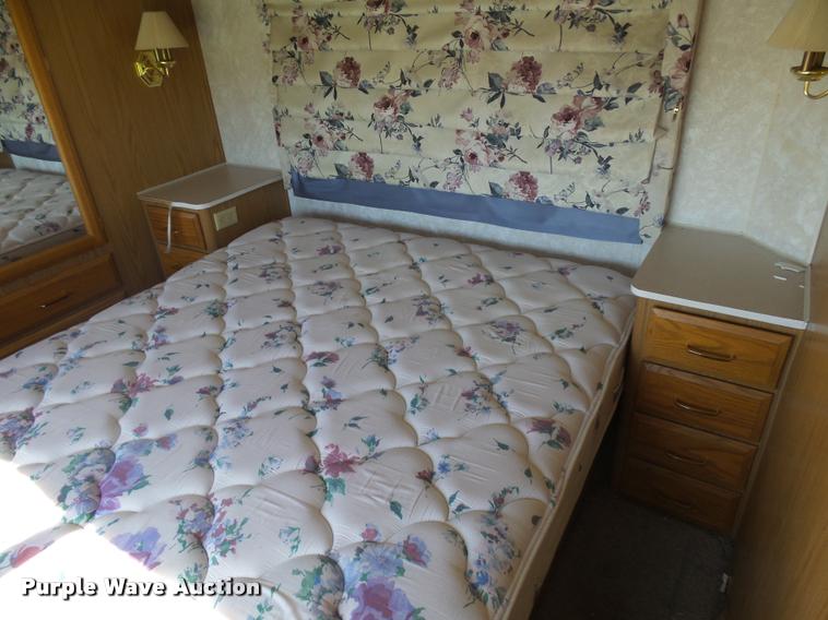 image for item DH9659 1999 Ford Fleetwood Bounder RV